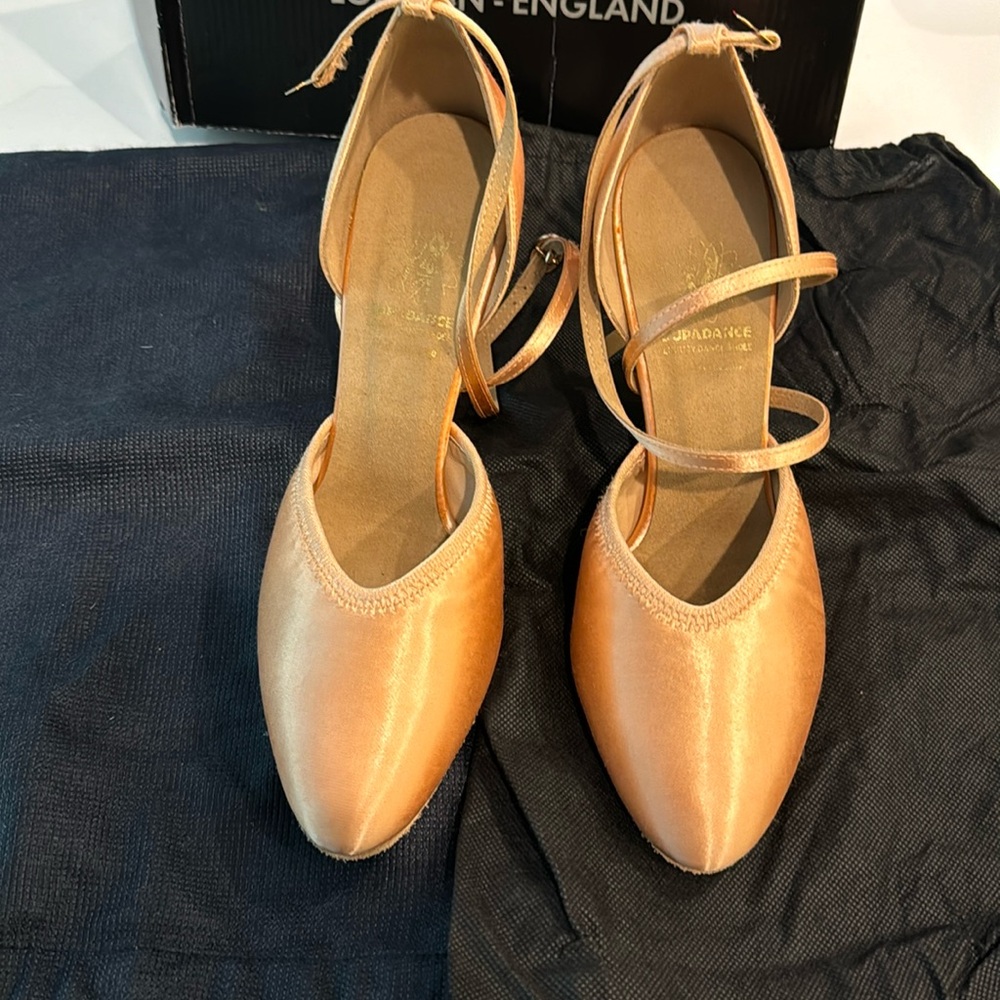 Ballroom dance shoes size 8. Perfect for a wedding or anywhere you dance.